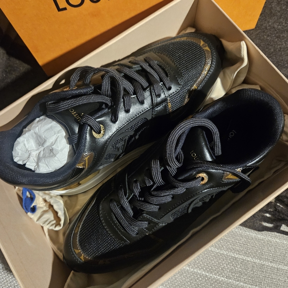 Louis Vuitton Neo Run Away Sneaker. Brand New w/Tags. Size 38 - Picture 16 of 16